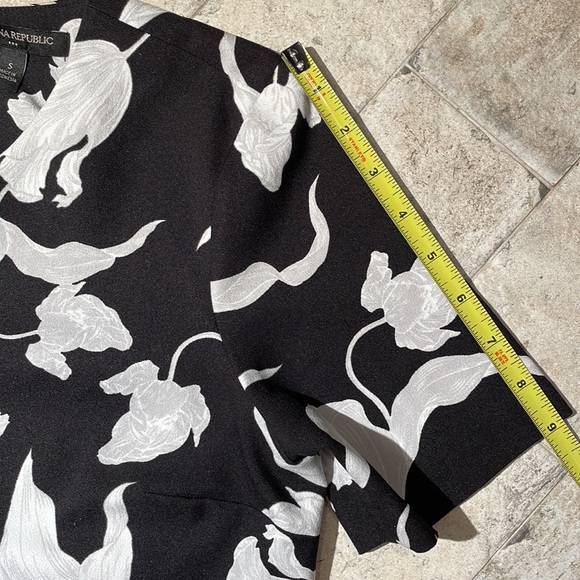 Banana Republic Factory black/white Floral Peplum Short Sleeve Blouse. Size S - Picture 8 of 10